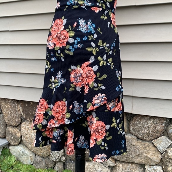 SOPRANO Navy-Floral Ruffle Textured Dress - Picture 5 of 13